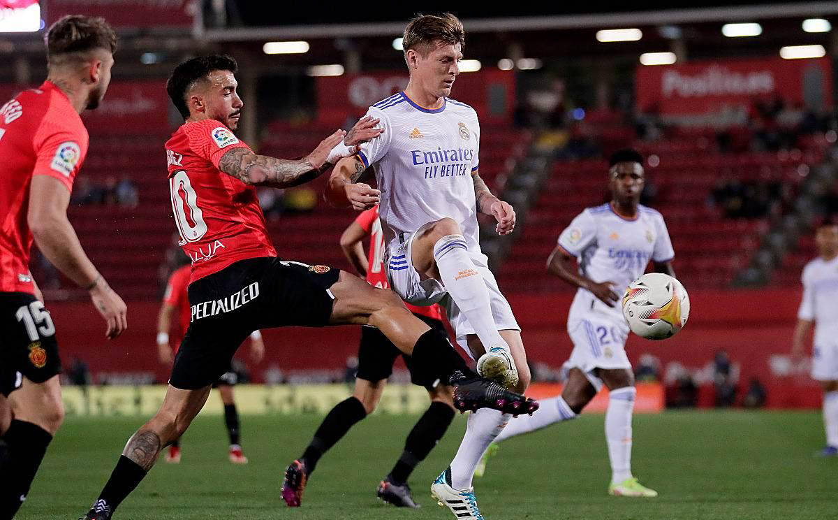 马德里竞技后防线失误，导致连续失球的简单介绍