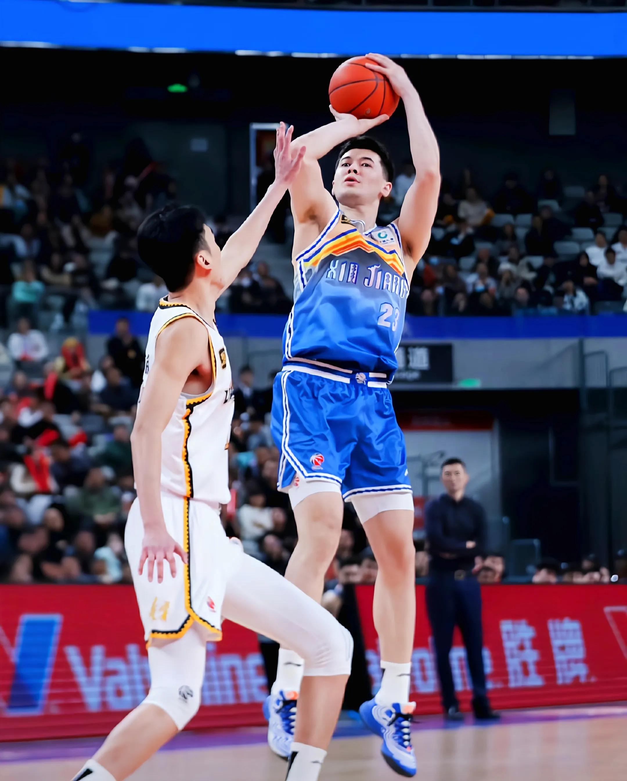 新疆男篮主场大捷，全队士气高昂