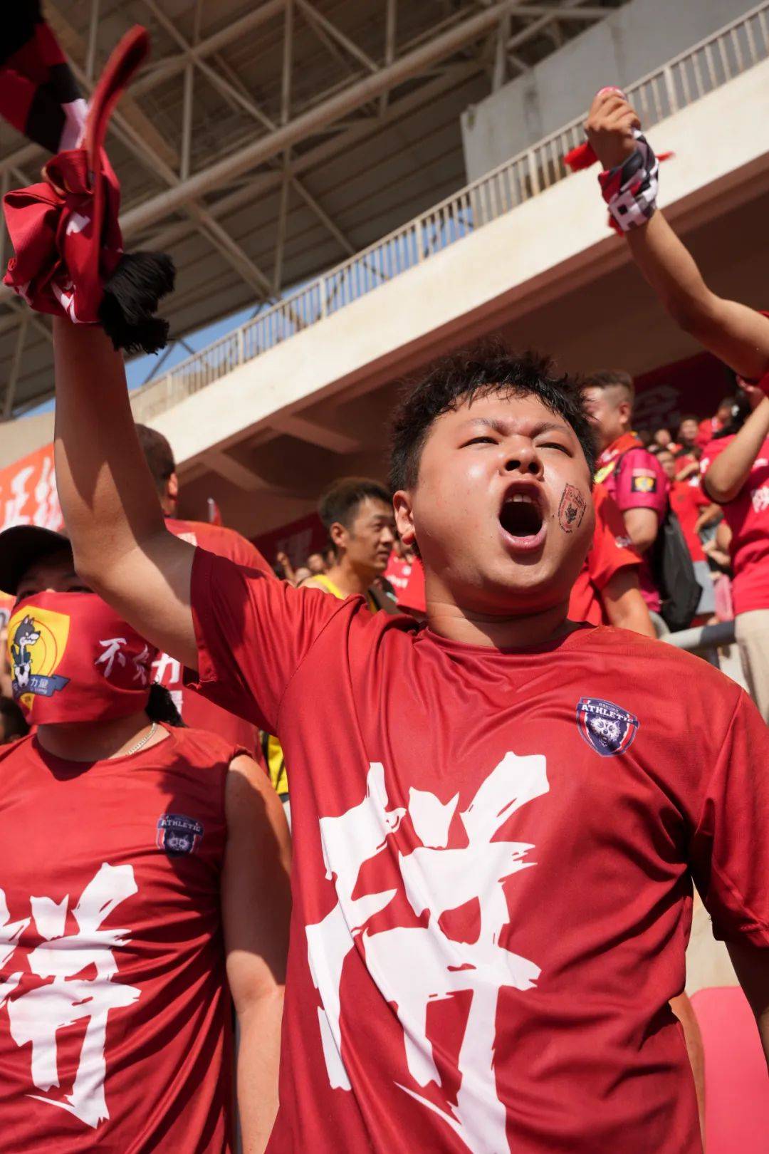 场上气氛热烈，球迷士气高昂的简单介绍