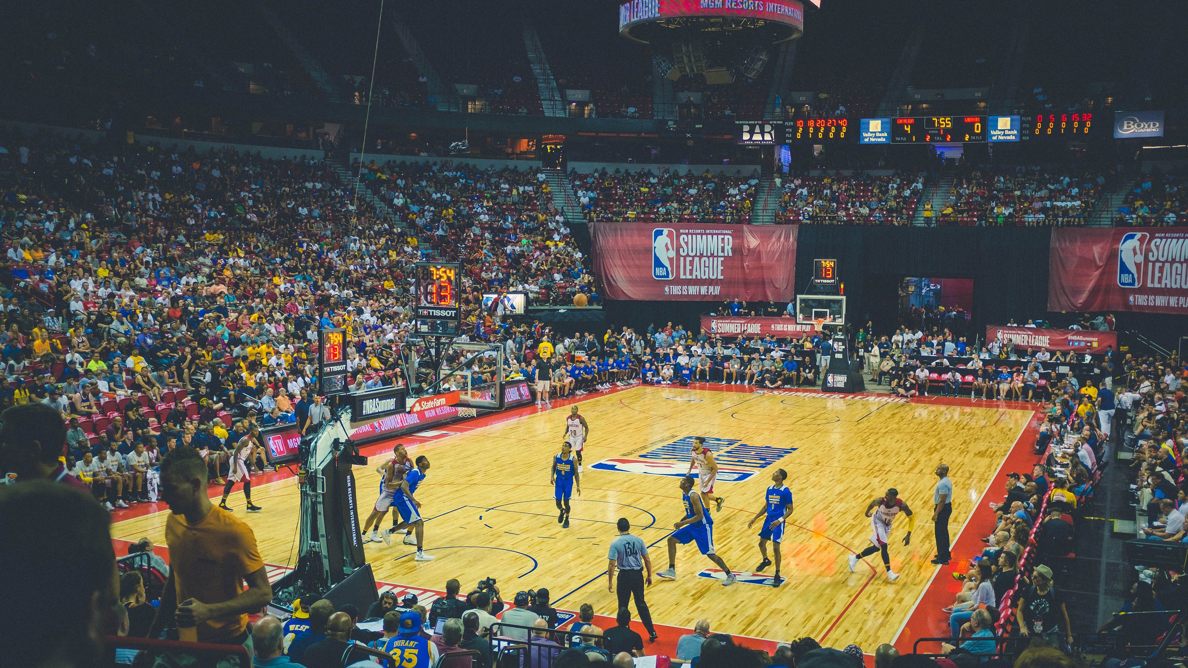 巴萨提前终结悬念,伊朗托尼打出统治级数据,体育世界的双重奏