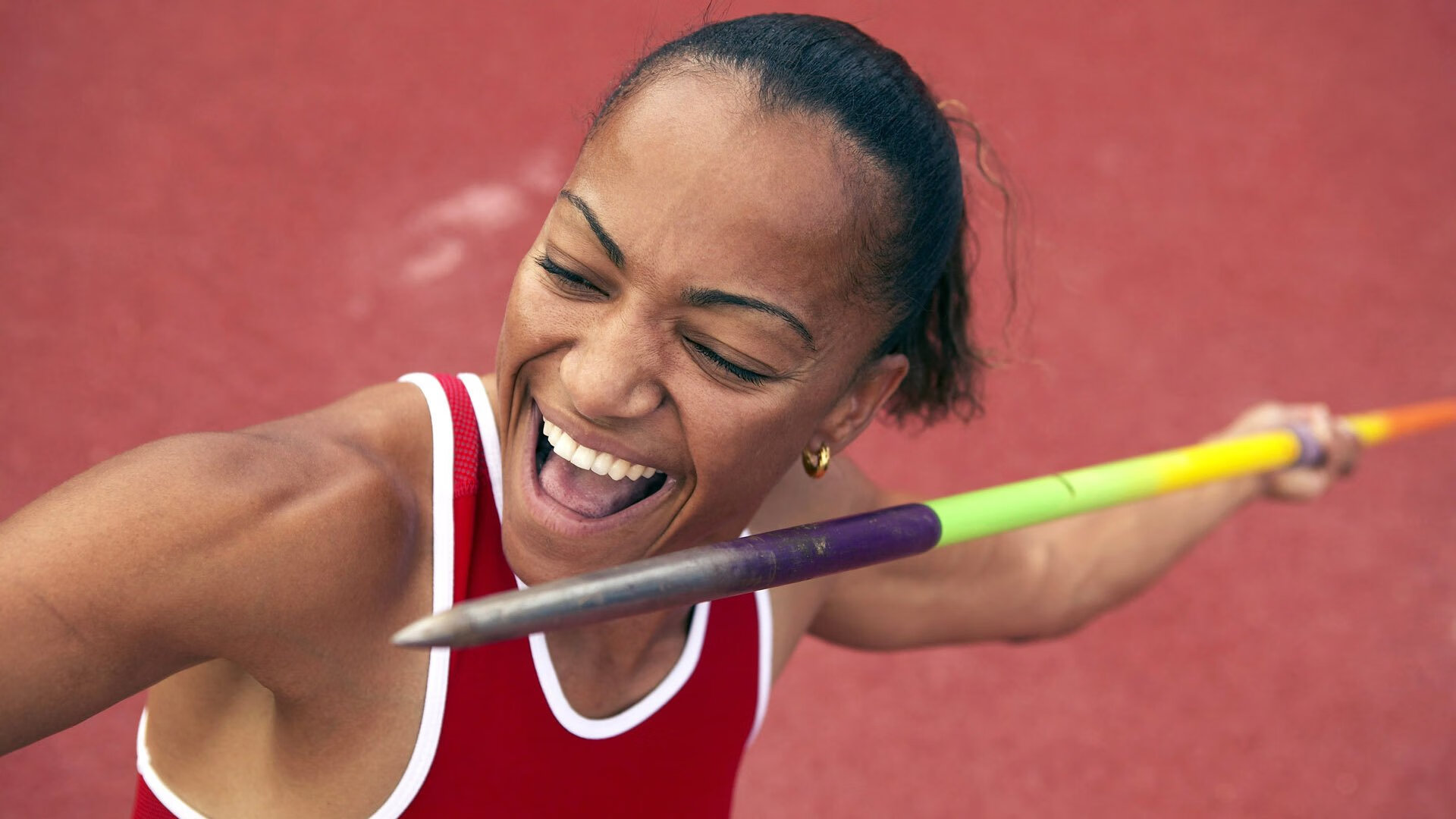 F1新赛季揭幕战之夜，塔图姆关键战不手软—速度与决心的双重奏